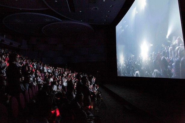 映画館ならではの大画面と大音量で体感できるライブ・ビューイングの模様