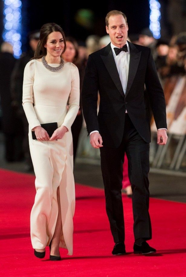 【写真を見る】レッドカーペットを歩くウィリアム王子とキャサリン妃