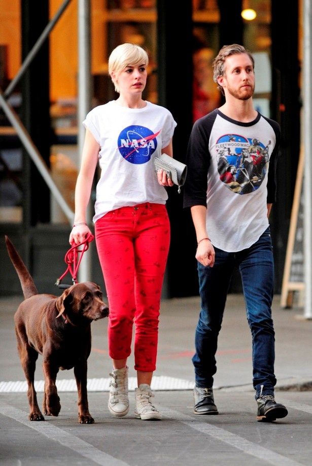 【写真を見る】アン・ハサウェイはNASAのTシャツを着て夫と愛犬と散歩
