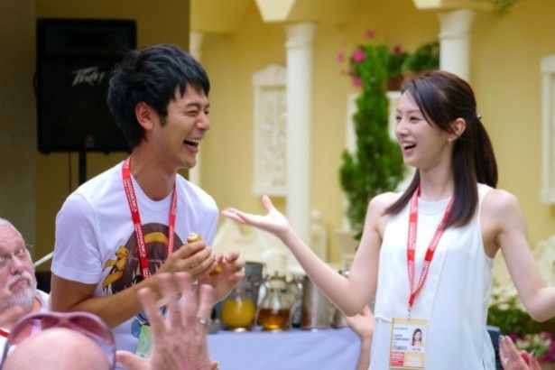 【写真を見る】満面の笑み！妻夫木聡と北川景子の仲睦まじい共演シーン