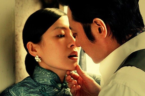 【写真を見る】チャン・ツィイーとチャン・ドンゴン。豪華俳優陣が官能的な愛のゲームを繰り広げる『危険な関係』