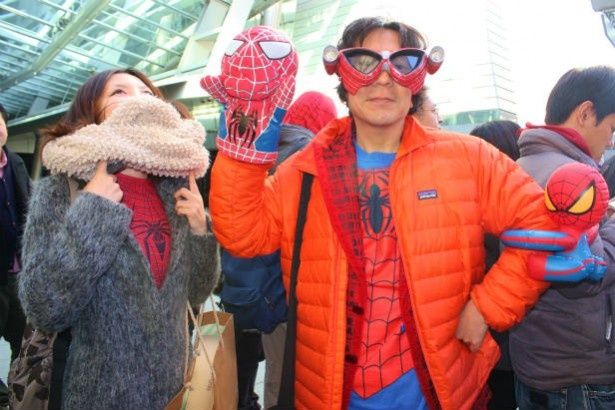 スパイダーマンのスーツとメガネでご機嫌！