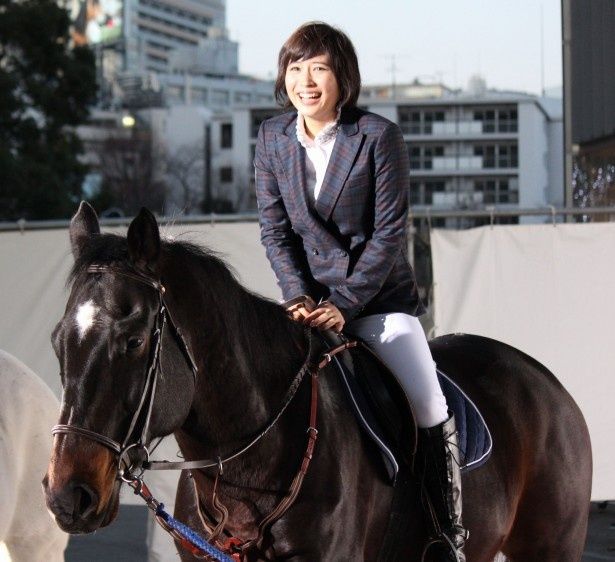 広瀬アリスが馬に乗って登場