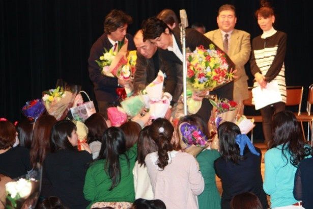 ヨコハマ映画祭では異例の花束攻めにあった福山雅治