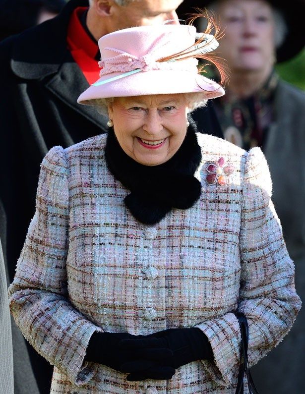 英国王室らしいエレガントなファッションを好むエリザベス女王