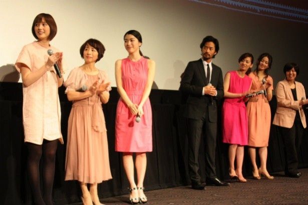 【写真を見る】尾野真千子や木村文乃ら女優陣が、愛らしいピンクの衣装で登壇！