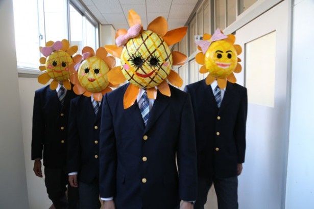 ヒマワリをモチーフとした奇妙なマスク集団が学校を占拠