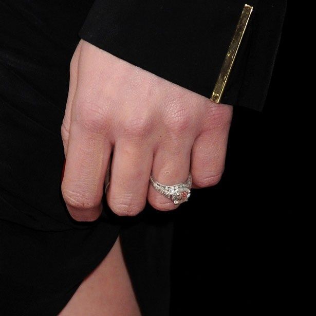 【写真を見る】アンバーの左手にはジョニデから贈られた指輪がキラリ