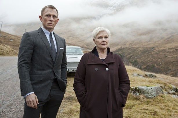 【写真を見る】『007』シリーズで、ジェームズ・ボンドの上司「M」を演じて知名度もUP！