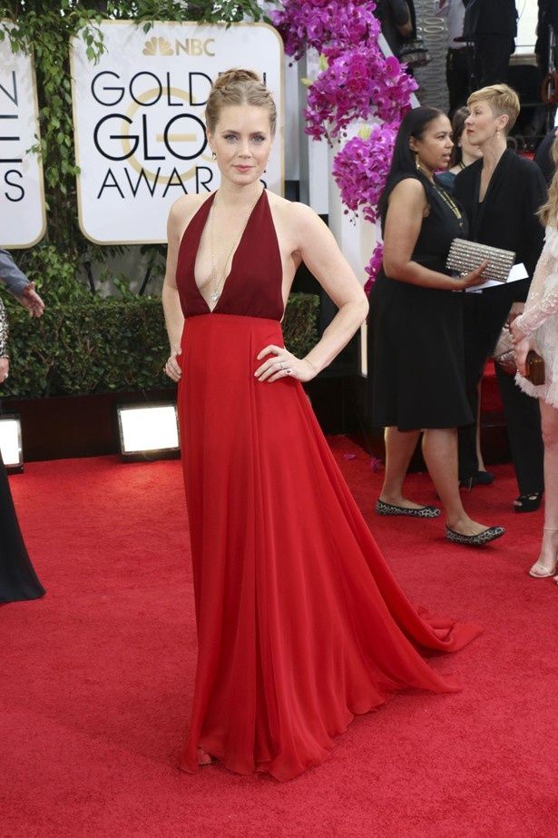 コメディ・ミュージカル部門で主演女優賞のエイミー・アダムスは真紅のドレス。アカデミー賞ではどんなファッションで登場するのか？