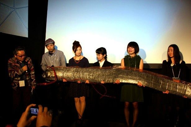 【写真を見る】武田梨奈たちが手にしているのは、劇中に登場する深海魚リュウグウノツカイ！