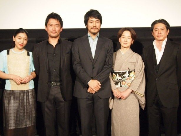 左から安藤サクラ、内野聖陽、松山ケンイチ、田中裕子、久保田直監督。撮影以来、久々に“家族”が集まったそう
