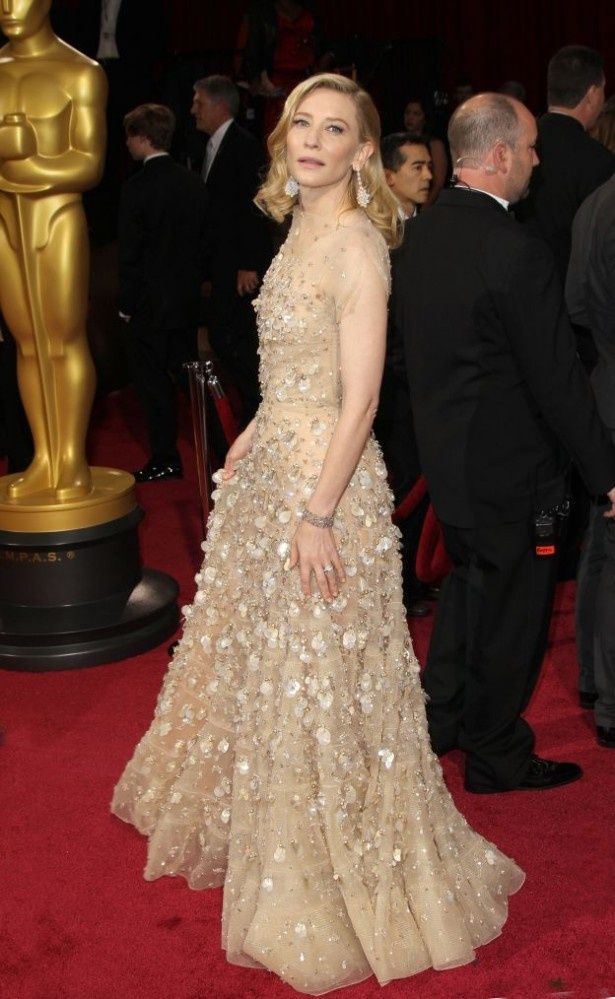 主演女優賞を受賞したケイト・ブランシェットは、アルマーニのヌードベージュのシースルードレスをチョイス
