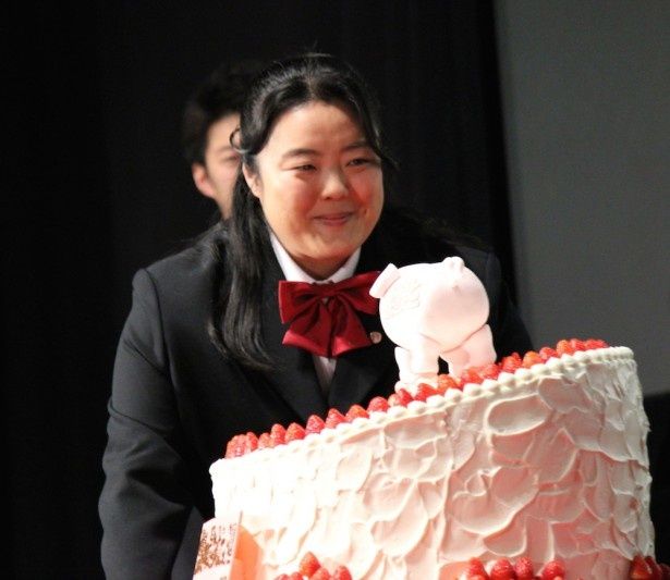 【写真を見る】「原作にそっくり！」と話題のタマコ役を演じる安田カナ。中島健人への誕生日ケーキを運んで登場した