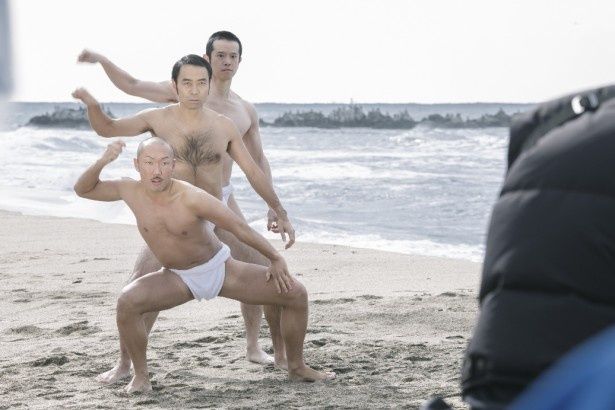 【写真を見る】ふんどし姿の庄司、YASU-CHIN、ワッキーが海岸で踊り狂う！