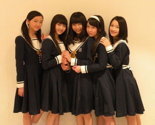 平均年齢16歳の東京女子流。このインタビュー後には最年少の新井ひとみ(左から2番目)の中学卒業パーティが開かれたとか