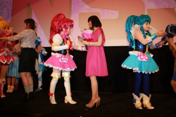 プリキュアたちから花束を受け取る声優陣