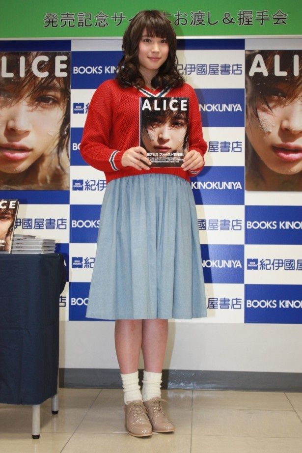 【写真を見る】広瀬アリスがエクステを付けてガーリーなファッションで登壇！