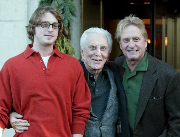 【写真を見る】マイケルと、前妻との息子キャメロン、そしてマイケルの父のカーク