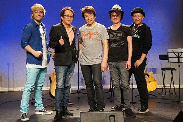 【写真を見る】人気声優・井上和彦(中央)の記念ライブに、盟友である堀内賢雄(中央左)と小杉十郎太(中央右)も駆けつけた