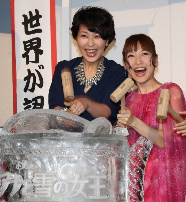 【写真を見る】氷樽の鏡開きではしゃぐ神田沙也加と松たか子。仲睦まじい様子は本当の姉妹のよう！
