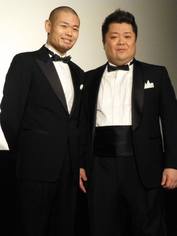 品川ヒロシ監督と小杉竜一はおそろいのタキシード姿で登壇