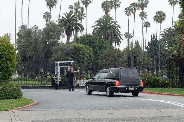 近親者がHollywood Forever Cemeteryに集まった