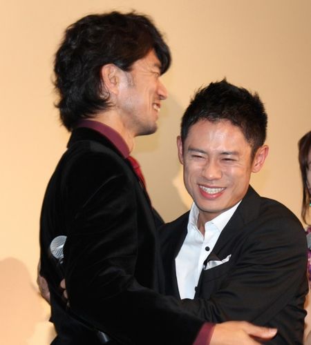 伊藤淳史と仲村トオルが「チーム・バチスタ」卒業式で熱い抱擁！「この日を迎えたくなかった」
