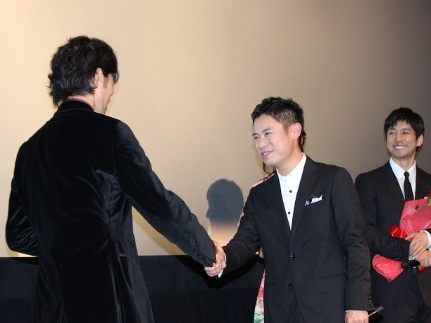 伊藤淳史と仲村トオルが固い握手を交わした