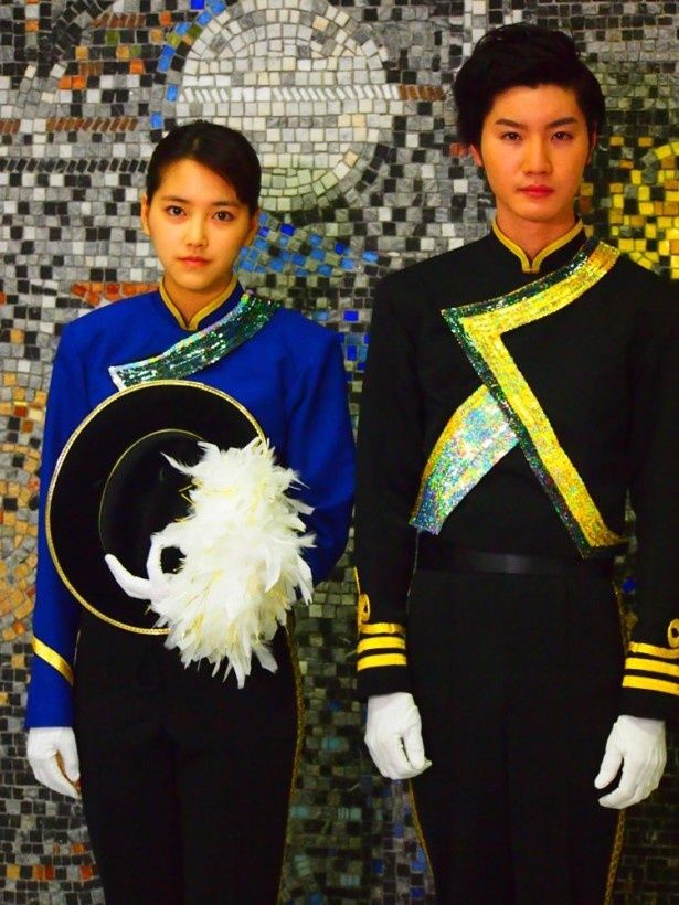 【写真を見る】役衣装であるマーチングバンドの制服に身を包んだ竹富聖花と桜田通
