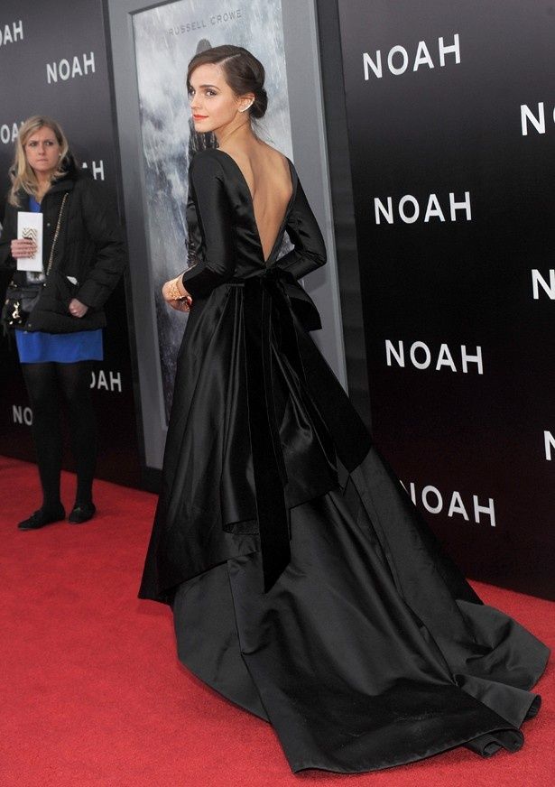 ニューヨークプレミアには黒いドレスで登場