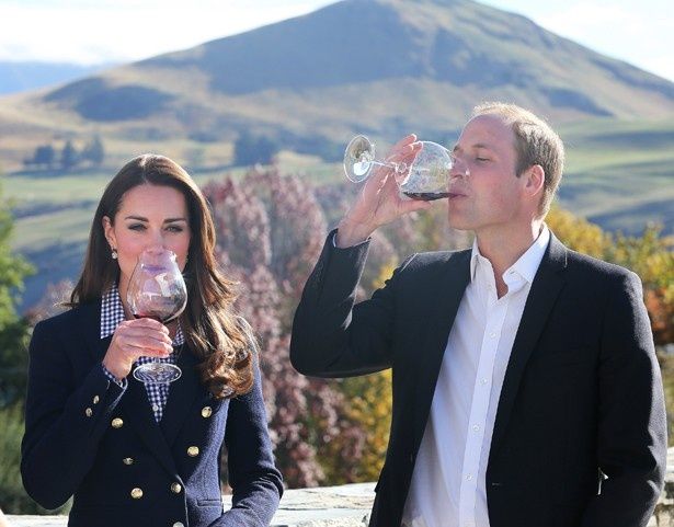 【写真を見る】ニュージーランドのワイナリーを訪れ、王子と共にワインを楽しむキャサリン妃