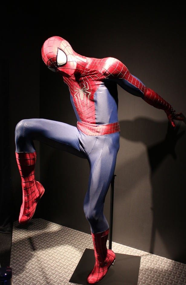 ソニービル館内では、実際に撮影に使用されたスパイダーマンスーツなどの特別展示を開催