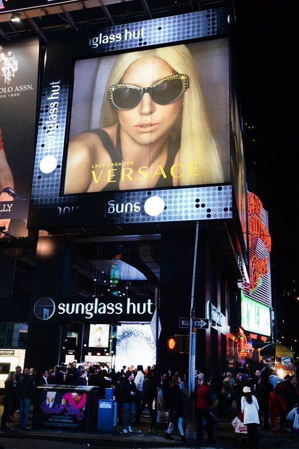 【写真を見る】タイムズスクエアに登場したガガの広告