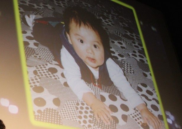 スクリーンに投影された赤ちゃんの頃の福士蒼汰の写真。会場からも「かわいい！」