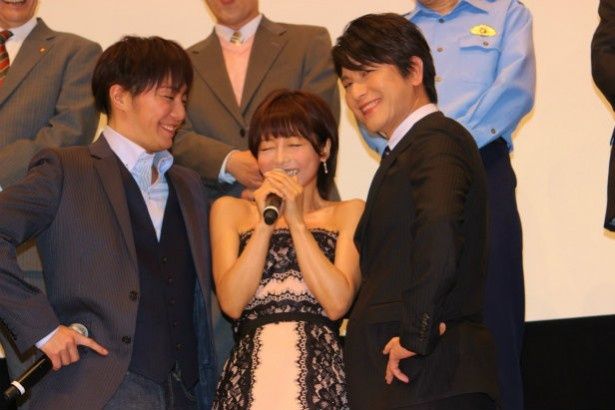 【写真を見る】釈由美子がハニカミ笑顔「新旧の相棒に囲まれて幸せ」