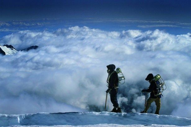 【写真を見る】雲海を眼下に見る登頂シーンは圧巻！