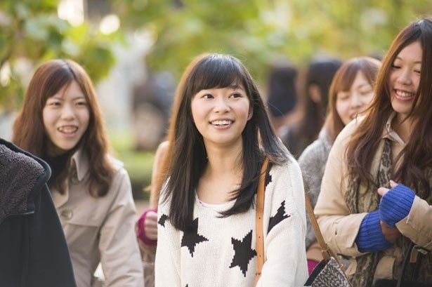 女子大学生らしい華やかな指原もお目見え