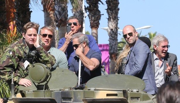 【写真を見る】『エクスペンダブルズ3』に出演するジェイソンやシルベスター・スタローンらが、カンヌで戦車に乗って映画をPR！