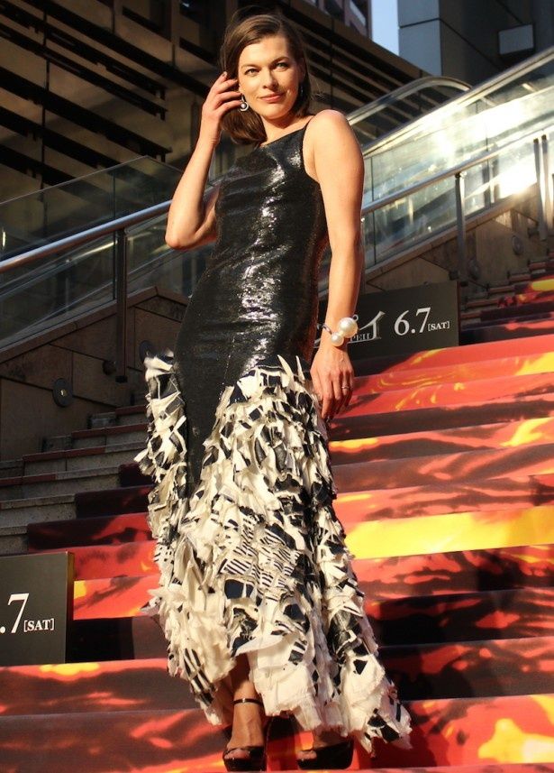 裾に向かって個性的なデザインがほどこされたドレスで登場したミラ・ジョヴォヴィッチ