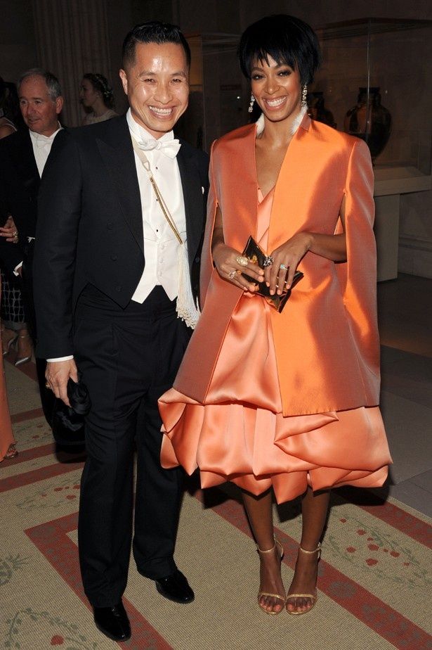 ソランジュと、彼女が着ているドレスのデザイナー、フィリップ・リム
