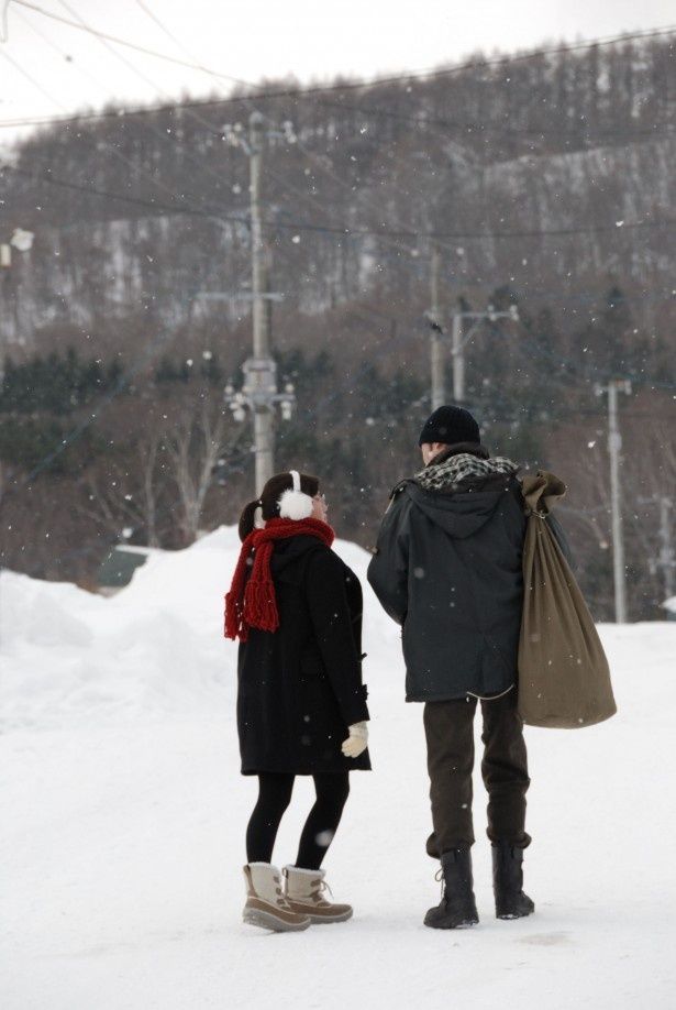 【写真を見る】雪が降るなか、撮影を敢行！