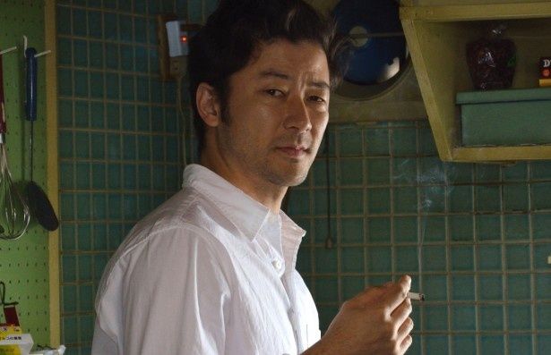 浅野が演じるのは、花を引き取った遠縁の男・淳悟