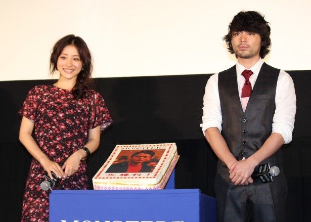 勝者の山田孝之には写真入りケーキが贈られた