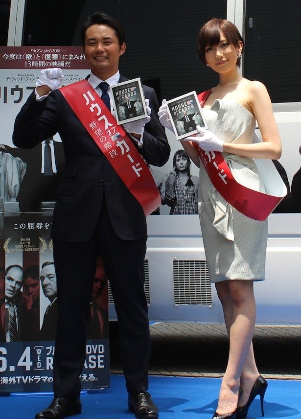 【写真を見る】肩を出したミニドレスで登場した元AKB48の光宗薫。美脚も披露！