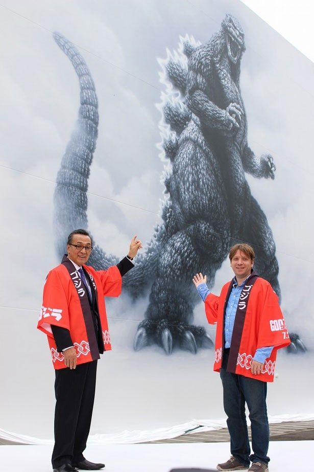 「ゴジラ」の巨大壁画落成式に登壇した宝田明と『GODZILLA』のギャレス・エドワーズ監督