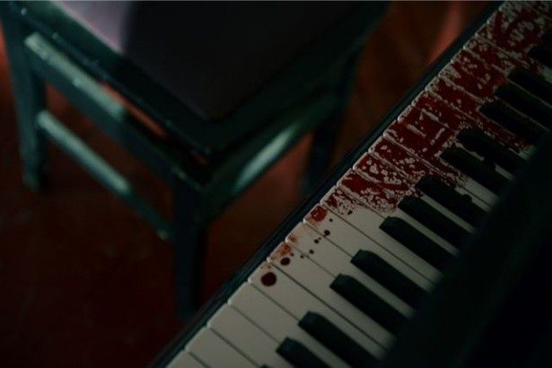 ピアノの鍵盤に血痕が…