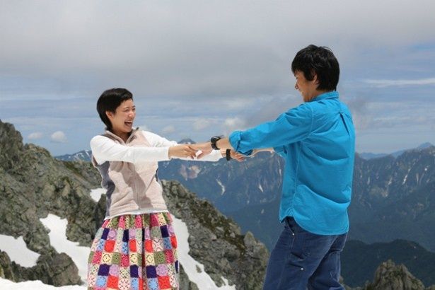 【写真を見る】松山ケンイチと蒼井優が満面の笑みで愛を謳歌する名シーン