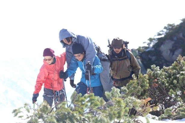 【写真を見る】松山ケンイチが豊川悦司を背負って山を降りる壮絶なシーンはこちら