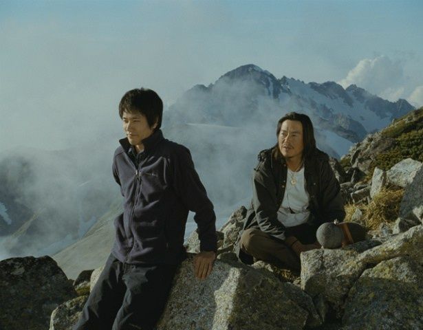 亨と愛と共に山小屋で過ごす多田悟郎役に豊川悦司
